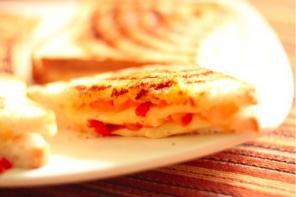 Breakfast for 10 minutes: Hot sandwich with cheese and pepper