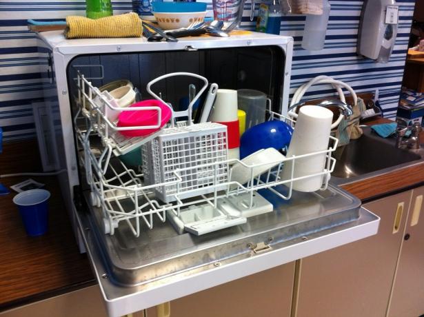 How to use a dishwasher: washing plastic