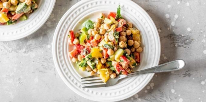 Salad with bell peppers and chickpeas: easy recipe