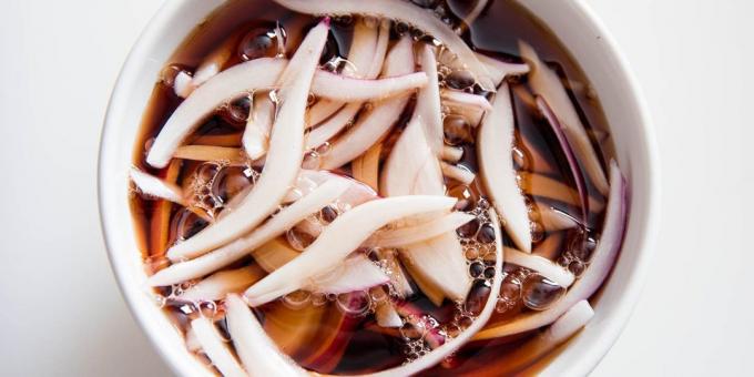Pickled onions with wine vinegar