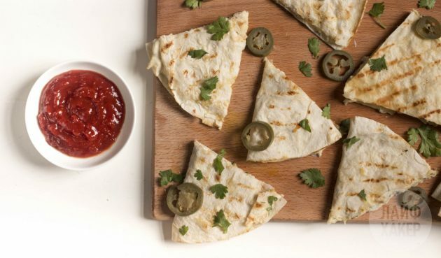 Sprinkle cilantro over the chicken in pita bread and serve with your favorite sauce