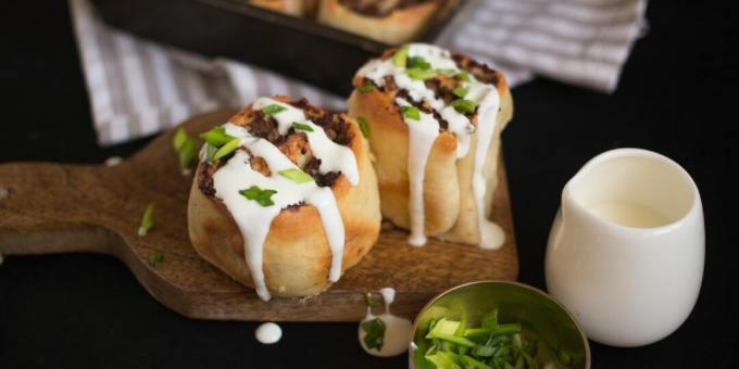 Buns with meat, champignons and spices
