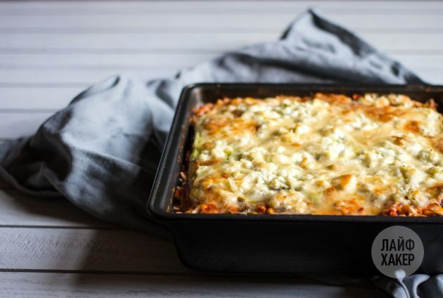 Zucchini lasagne with cottage cheese: set the dish to bake at 190 degrees for half an hour