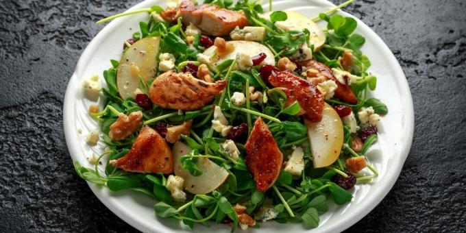 Salad with blue cheese and chicken