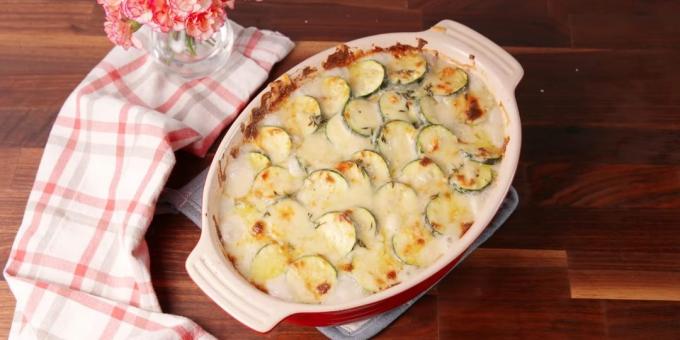 Baked zucchini with cheese sauce béchamel