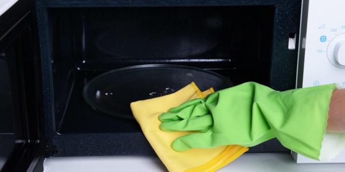 How to clean the microwave water