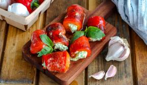Bell pepper rolls with cheese