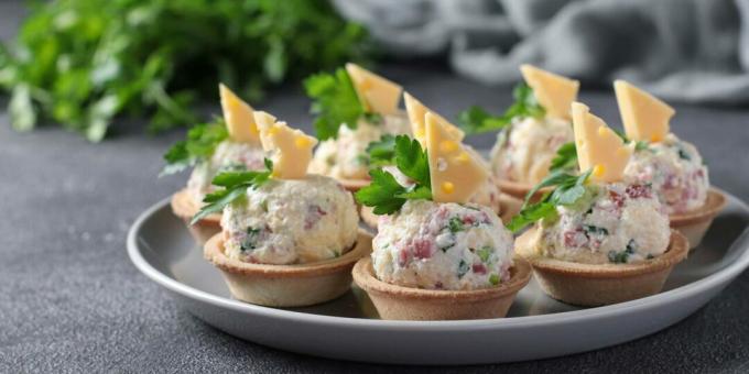 Tartlets with sausage, cheese and herbs