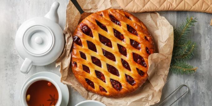 Yeast cake with cranberries