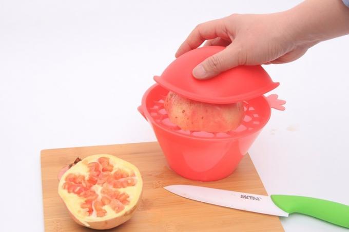 Device for cleaning pomegranate