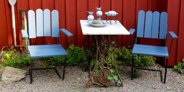 color accents in the interior garden furniture
