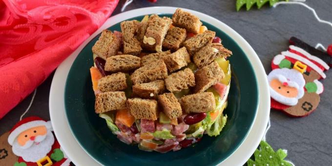 Salad with beans, sausage and croutons