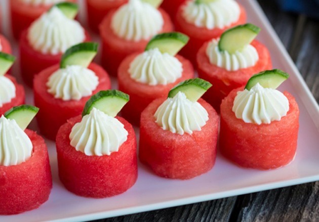 Dishes from watermelon: appetayzer with cream cheese