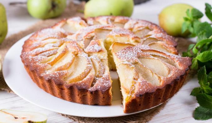Pie with pear and cottage cheese