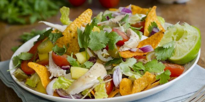 Salad with chicken, mango and chips