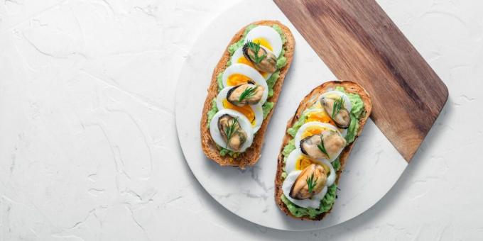 Sandwiches with mussels and avocado