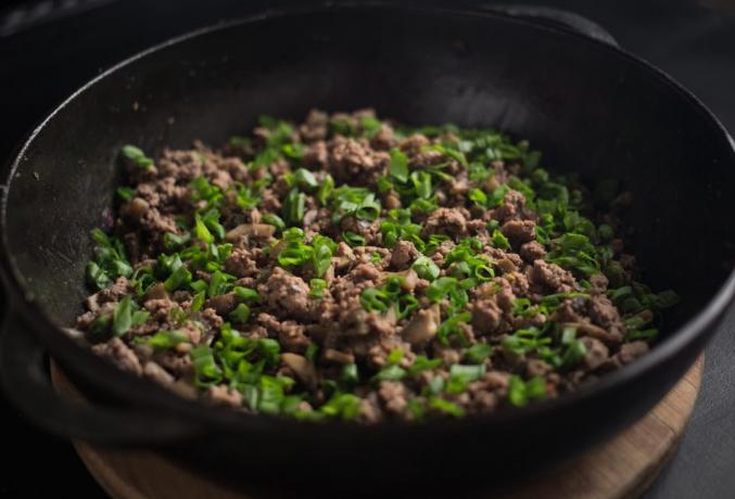 buns with beef: ground beef
