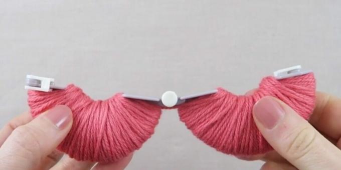 DIY pompom: wrap the other half