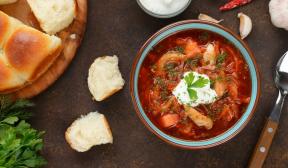 Borsch with chicken and tomato