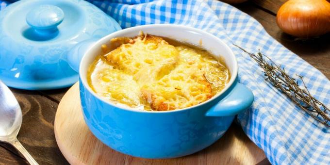 Onion soup with meat and cheese in pots