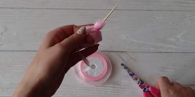 How to make a bouquet of candies: tie up an organza