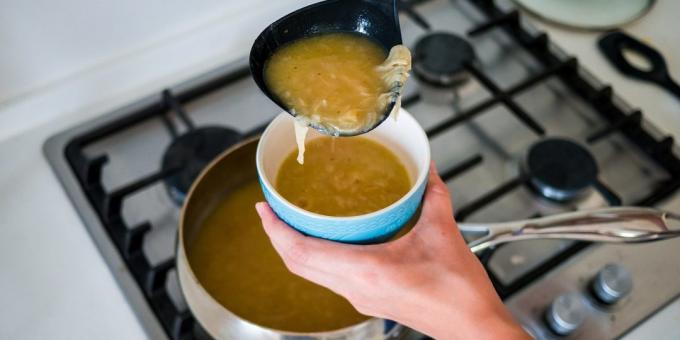 Pour the onion soup into a ceramic pot