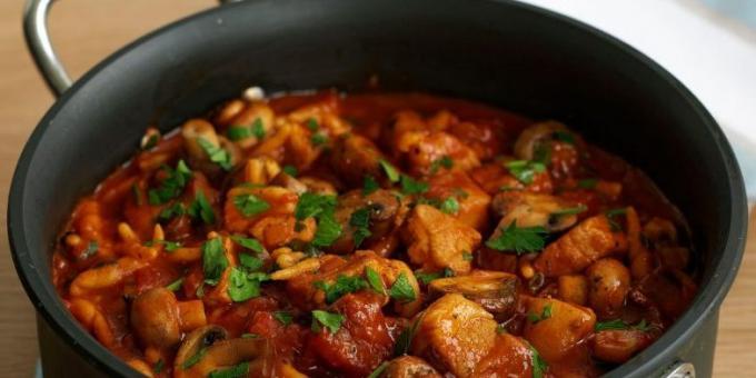 How to make pork in a frying pan with paprika and mushrooms
