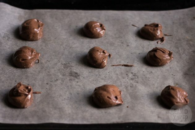 flourless chocolate chip cookies: line the dough on top of the parchment