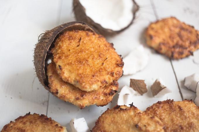 Coconut biscuits with cream cheese: a recipe