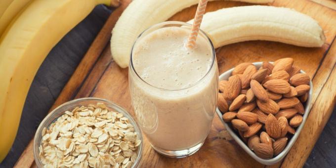 Healthy drinks before bed: banana-almond smoothie