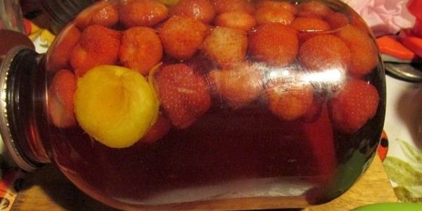 Compote of apricots and strawberries