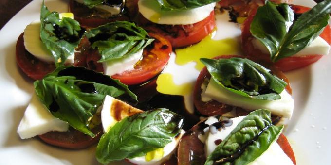 The best recipes with basil: Caprese with basil 