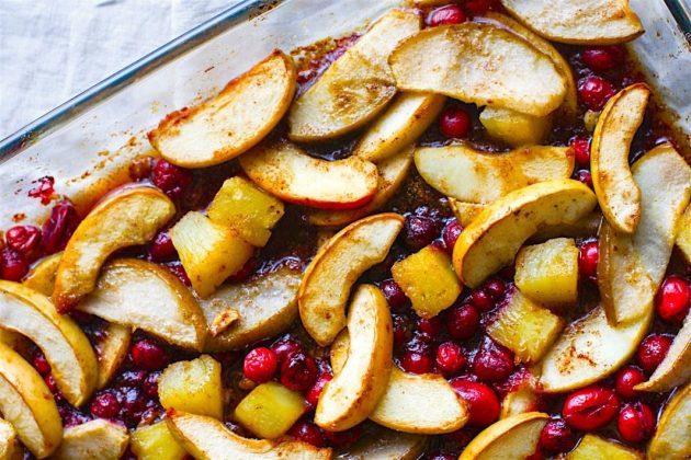 autumn recipes: Fruits, baked in a spicy cirope