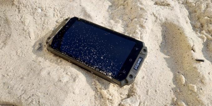Protected smartphone Poptel P9000 Max: On the beach