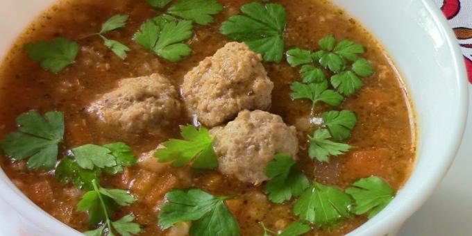 Pea soup with meatballs