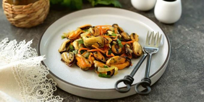 Fried mussels with carrots and onions