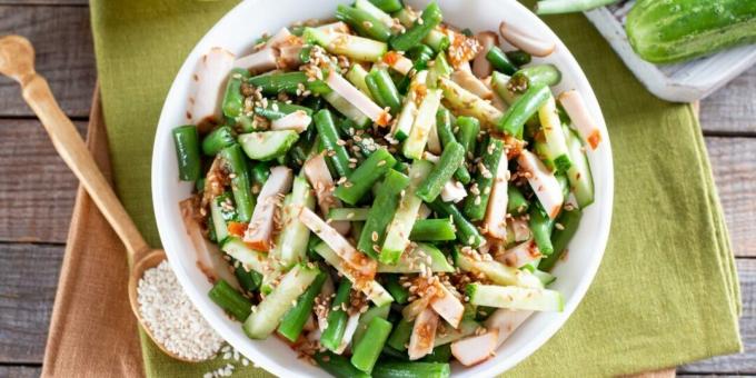 Salad with smoked chicken, cucumbers and beans