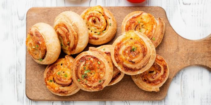 Puff pastry rolls with ham and cheese