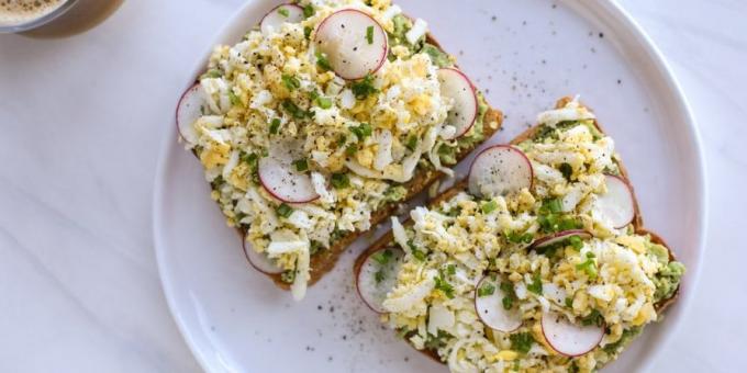 Sandwiches with avocado, egg and radish