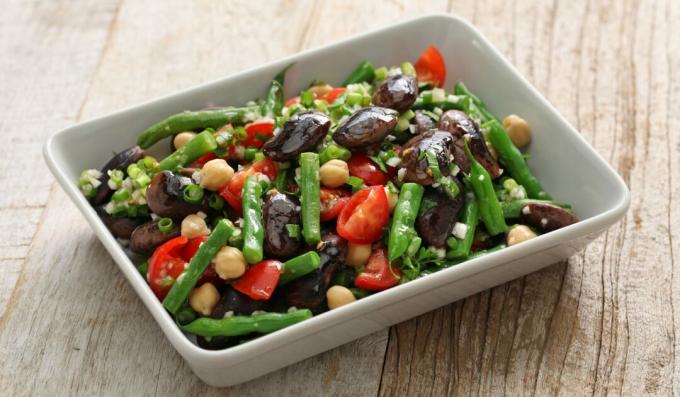 Beans, chickpeas and tomatoes salad