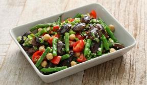 Salad with two kinds of beans, chickpeas and tomatoes