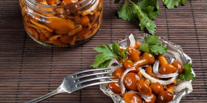 Marinated mushrooms with cloves and pepper: easy recipe