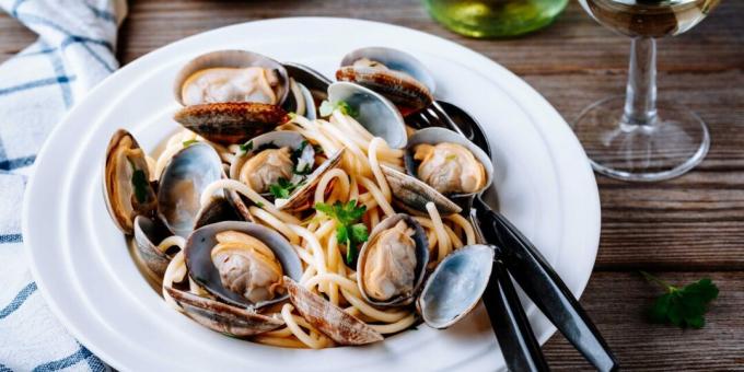 Pasta with vongole, garlic and wine