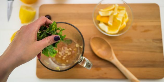 How to make cherry lemonade: remember the mint leaves in your palms