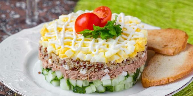 Salad with tuna, cucumbers and quinoa