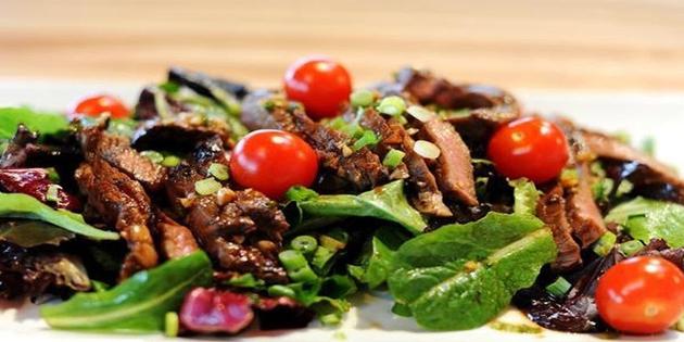 Warm salad with beef and vegetables 