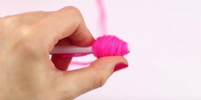 DIY pompom: finish winding the threads