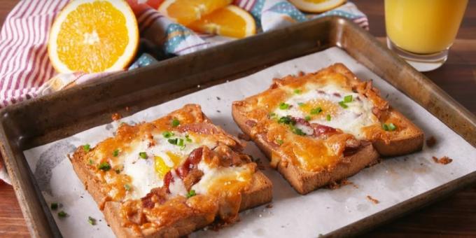 How to cook eggs in the oven: Baked toast with eggs and bacon