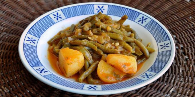 Stewed green beans with potatoes in Greek style