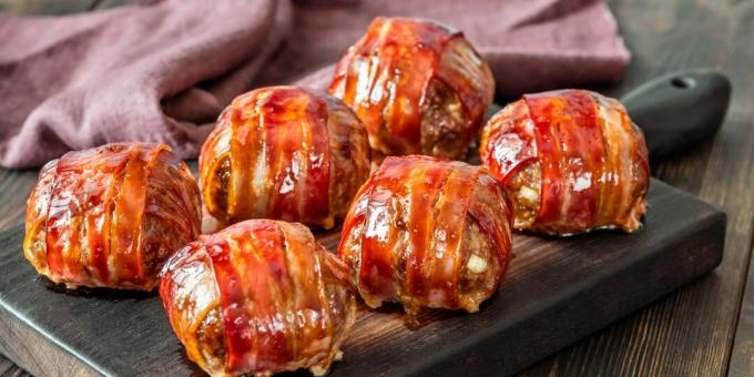 Meat balls baked in bacon